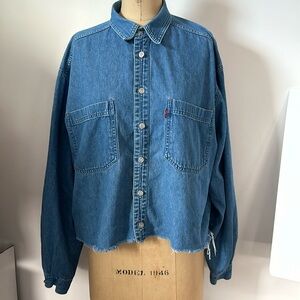 📌 Vintage red label Levi’s silver tone logo button denim shirt L cropped hem